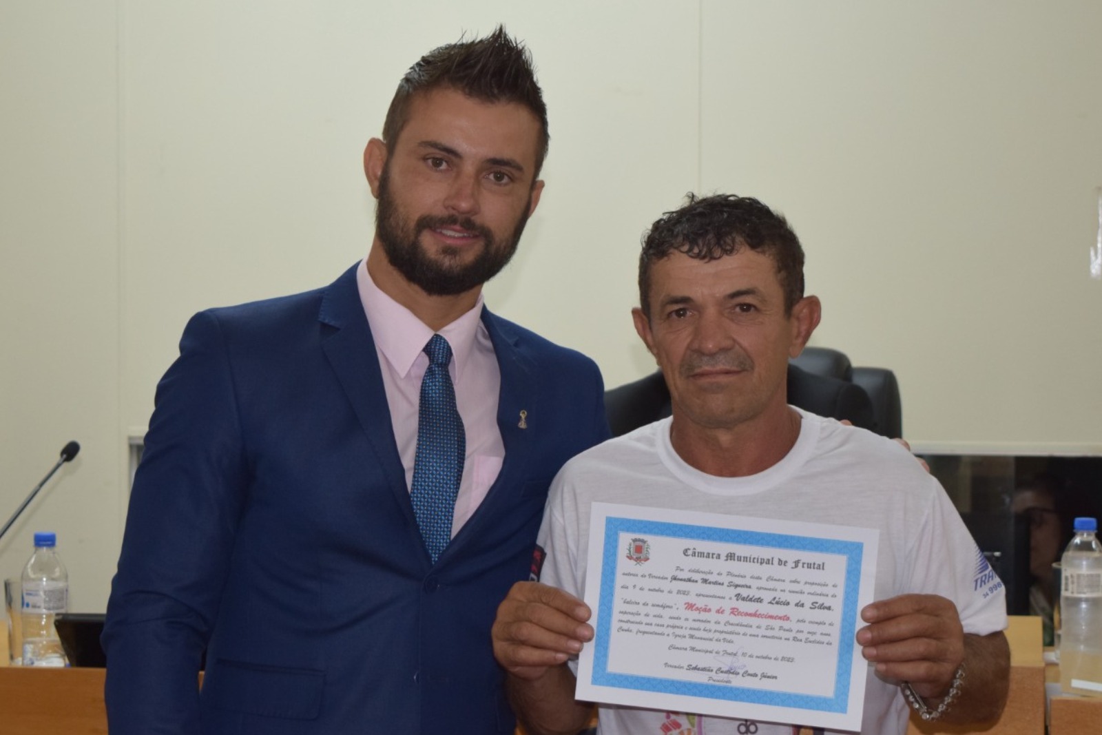 Câmara de Vereadores presta homenagem ao vendedor de balas do semáforo de Frutal