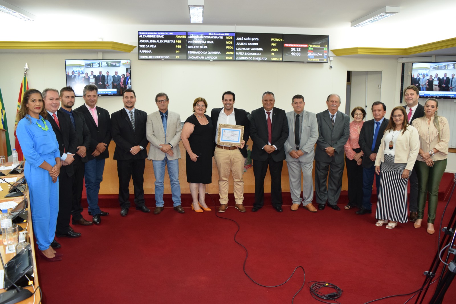 CÂMARA MUNICIPAL ENTREGA HOMENAGEM À DENTISTA QUE PRESTA SERVIÇOS NO POVOADO DE VILA BARROSO