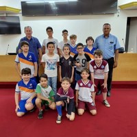 Crianças projeto “Castelo Frutal” visitam a Câmara Municipal