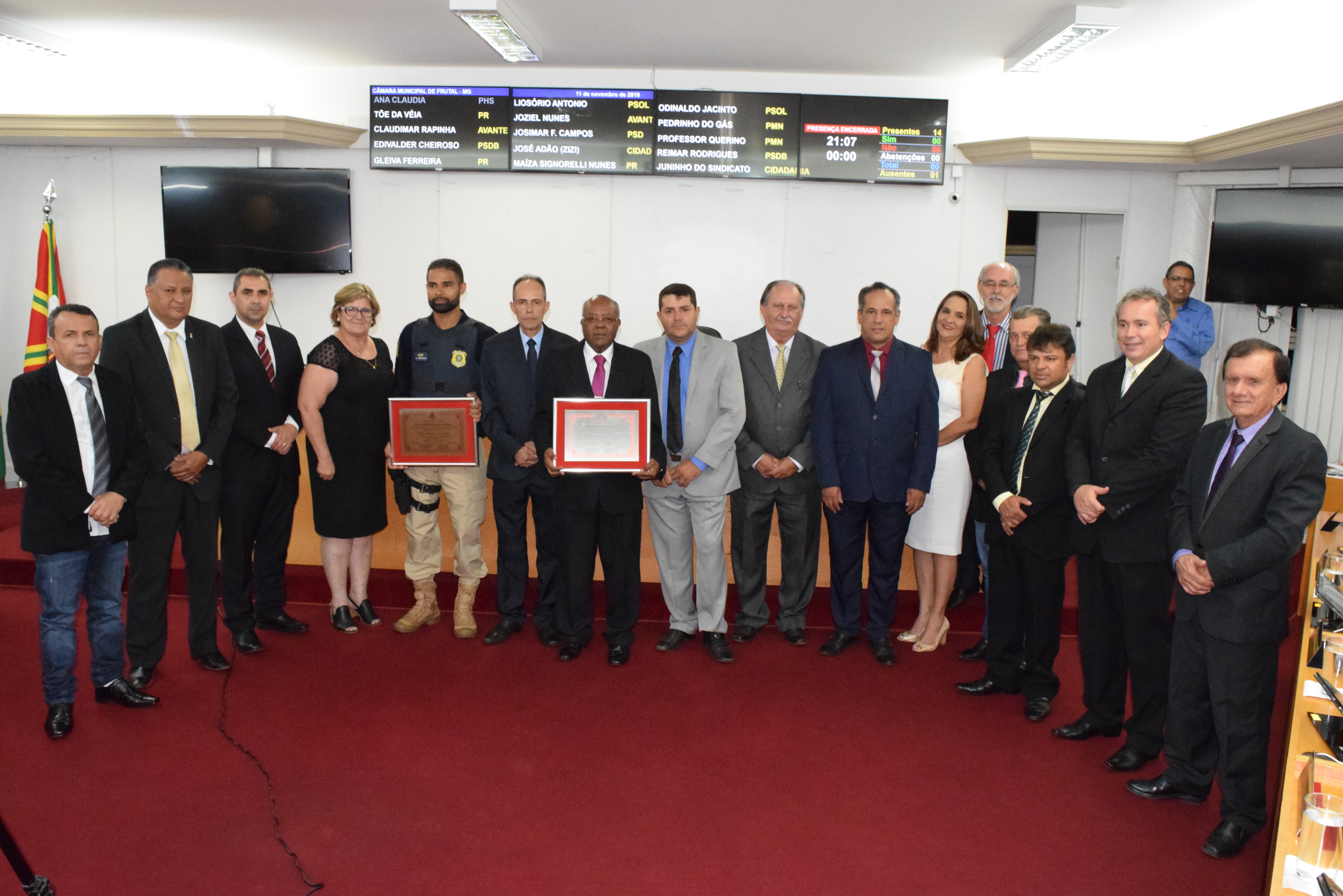 Pedrinho entrega Títulos de Cidadania