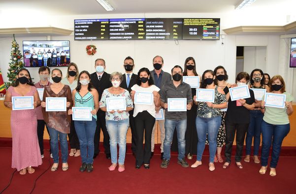 Vereadores Jhonathan e Edivalder entregam moção de aplauso para integrantes da ONG Amigos Protetores de Frutal