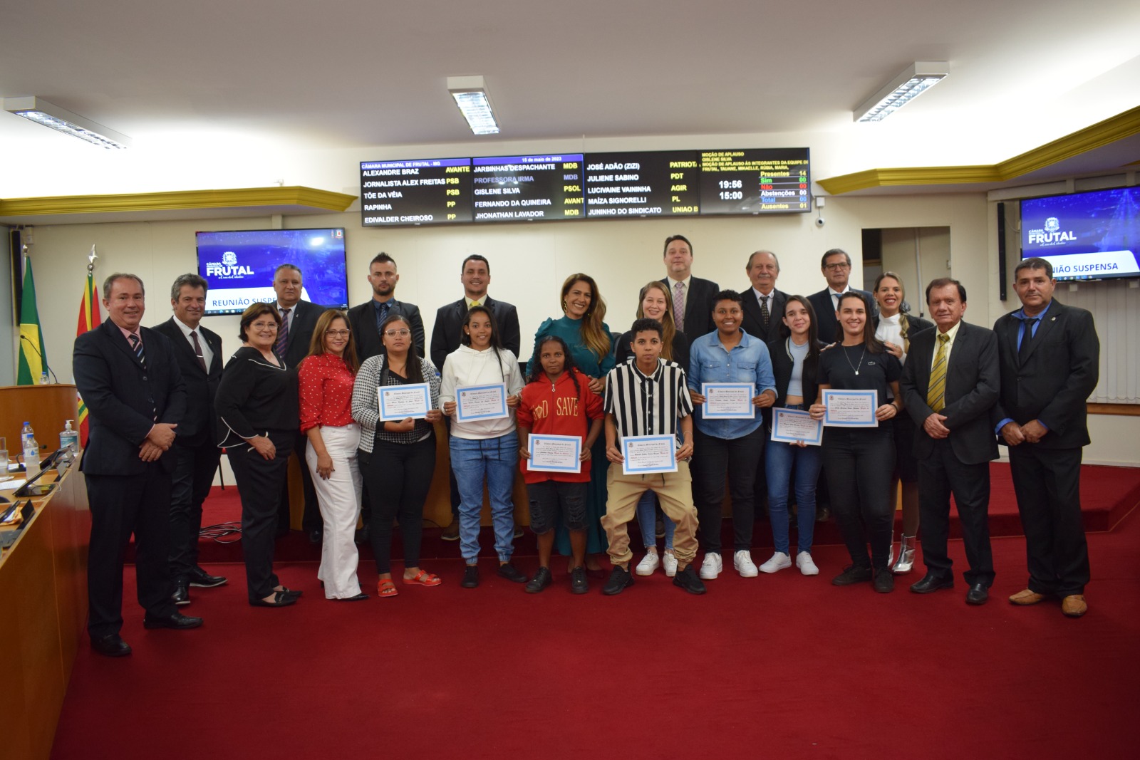 Jogadoras de futsal feminino recebem moção das mãos da vereadora Gislene