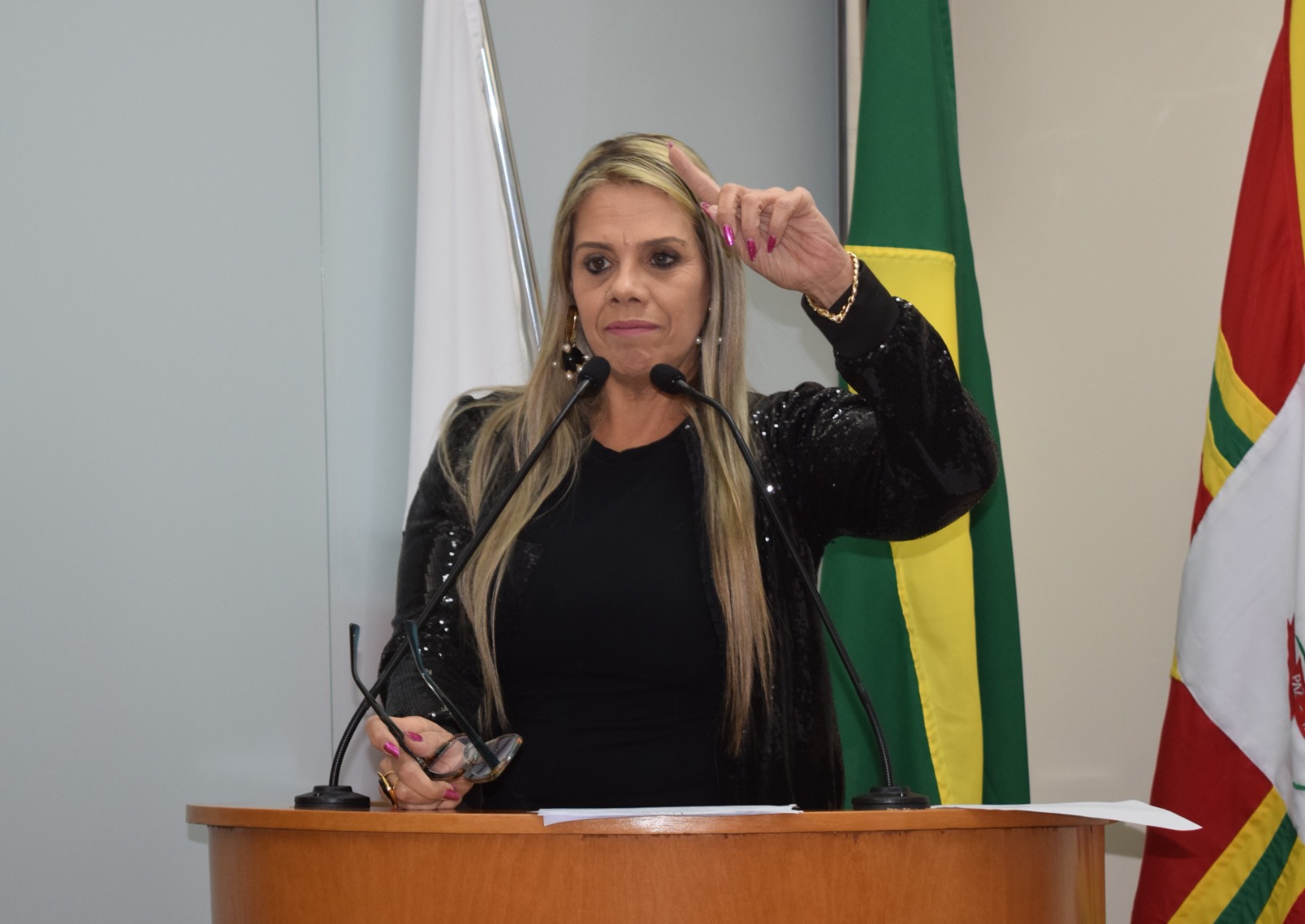 Juliene Sabino questiona situação do Estádio “Marretão” e cobra liberação do espaço público para a população