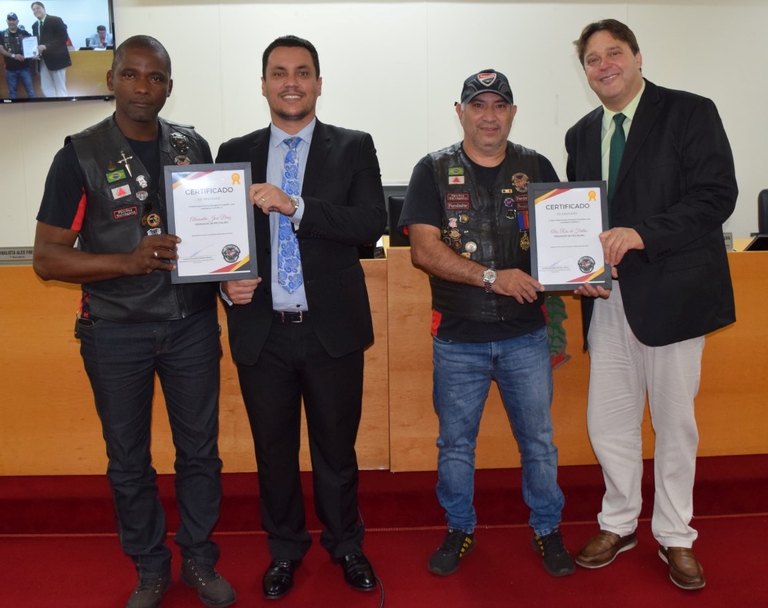 Moto Clube “Falcões Selvagens” presta homenagem a três vereadores de Frutal por apoio ao grupo