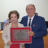 Odontóloga Maria Aparecida Machado recebe diploma de honra ao mérito