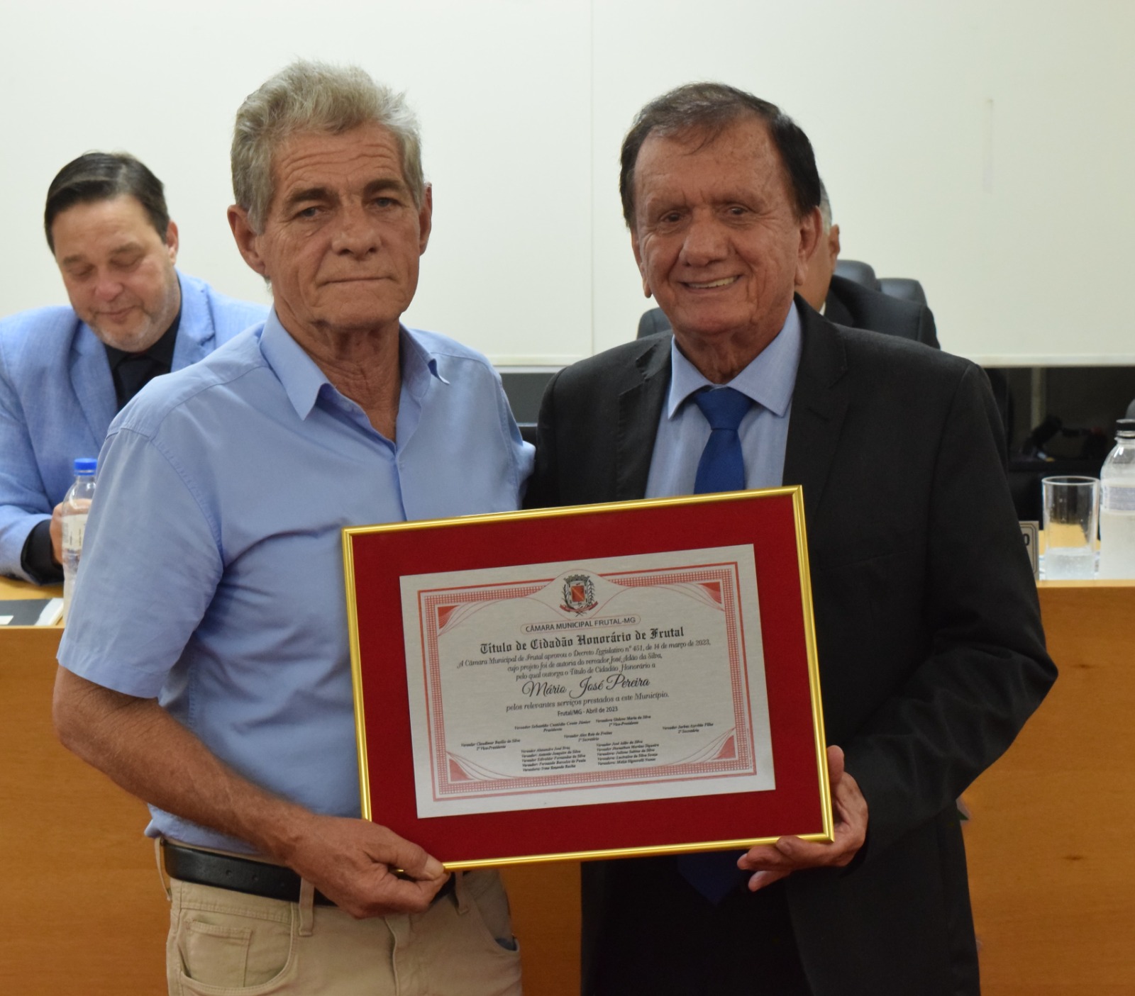 Policial rodoviário federal aposentado recebe título de cidadão honorário de Frutal