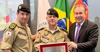 Vereador Edivalder Cheiroso entrega título de cidadão honorário a coronel responsável pela criação do 69º Batalhão da PM de Frutal