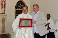 Vereador Edivalder Cheiroso faz entrega de título de honra ao mérito a padre Vanildo