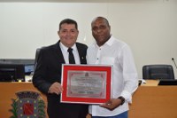 Vereador Rapinha concede título de cidadão honorário para o professor Sebastião